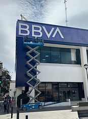 Renta de plataforma tijera en sucursal BBVA Chihuahua – CARI LIFT