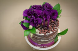 עוגת שוקולד עם פרחים טריים