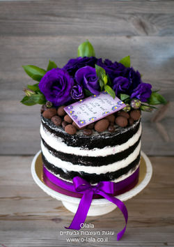 עוגת שוקולד עם פרחים טריים