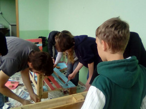 Projeto Escola Verde - Pintura dos Bancos de Pallets