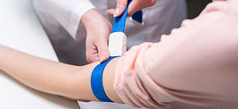 A doctor prepare a patient for blood test