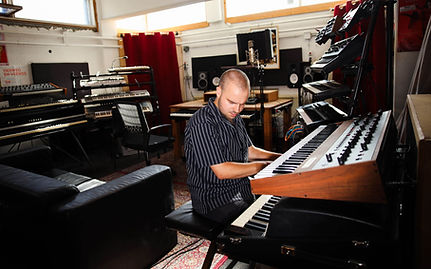 Hendrik Behnen playing on the Prophet 5 and Fender Rhodes