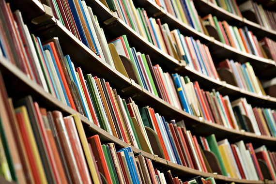 Les livres d'une bibliothèques symbolisant le savoir académique