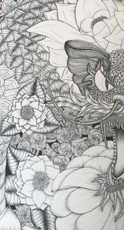 Lé de papier peint représentant la moitié d'une tête de dragon constitué de fleurs.