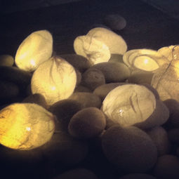 Des galets sur lequels sont déposés des galets de gaze lumineux.