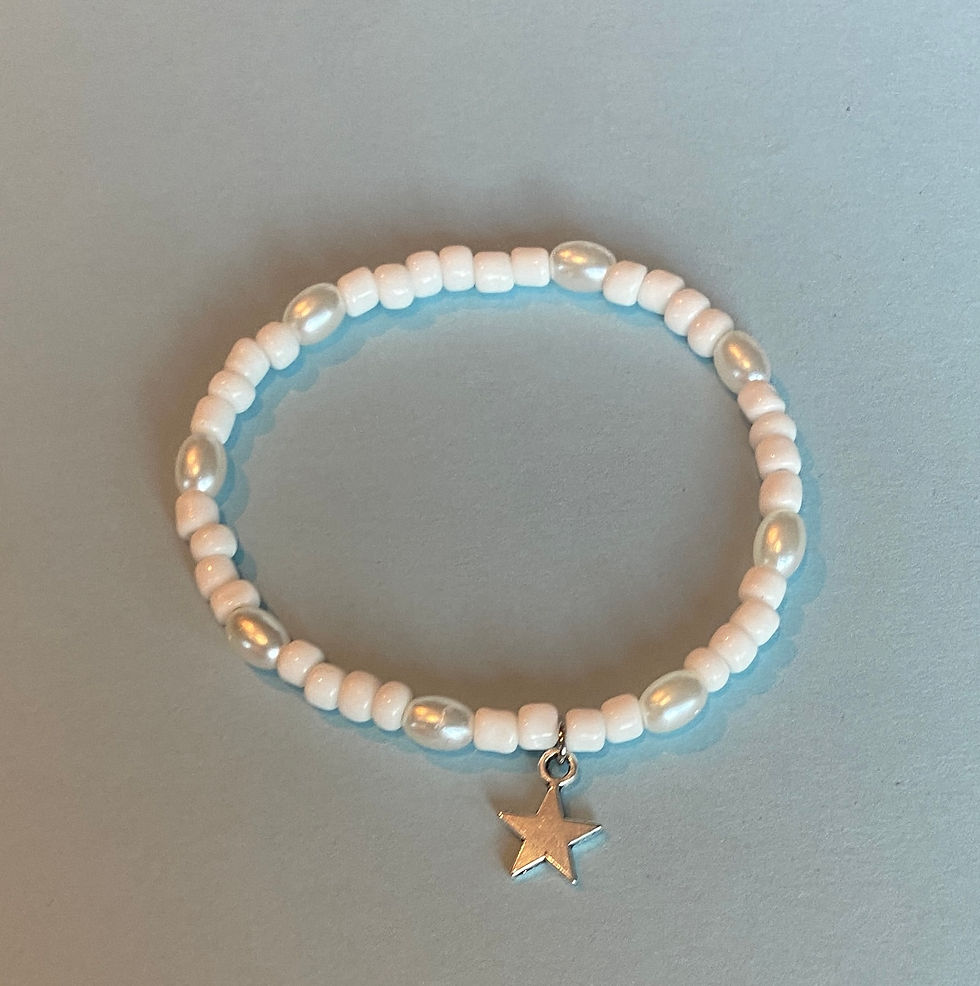 Hvitt perlearmbånd med sølv stjerneanheng