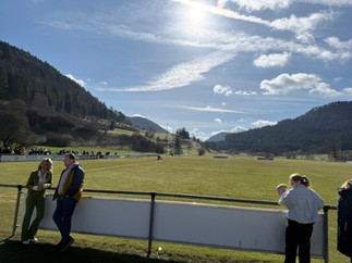 Zuschauer beim Eierschupfen in Egesheim, weites Feld, Berge