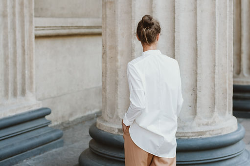 Donna di fronte alle colonne