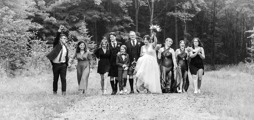 portrait de famille en noir et blanc marchant souriant.