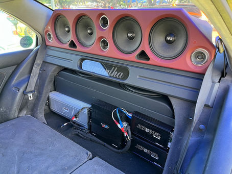 Bocinas en la tapa de la cajuela, un estilo que se observa constantemente en los Car Shows. 