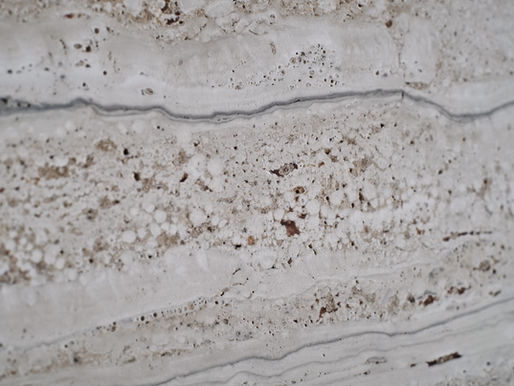 Travertine Punya Banyak Lubang, Lebih Baik Diisi atau Dibiarkan Terbuka?