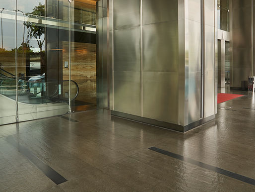 Granite lebih tahan lama dibanding keramik, cocok untuk digunakan di bagian luar bangunan.