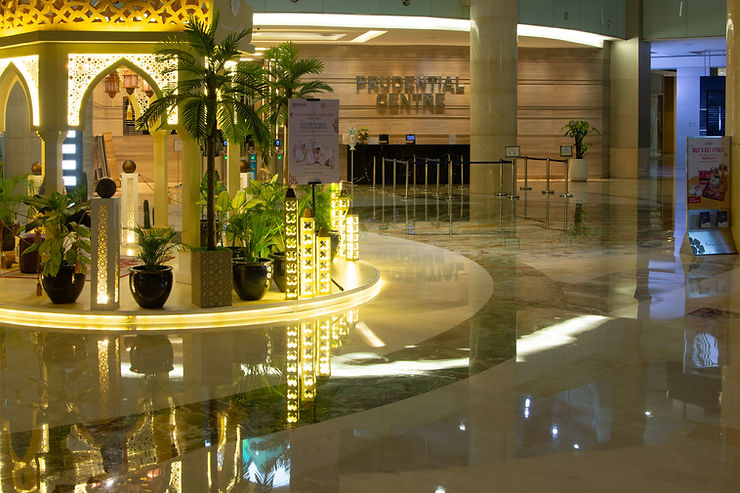 Penggunaan marmer untuk menjadi lantai mall yang terlihat mewah didukung oleh penataan lampu yang tepat.