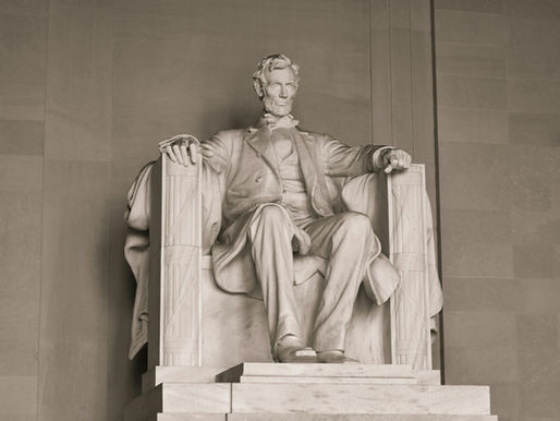 Patung dari bangunan ikonik Lincoln Memorial yang terbuat dari marmer.