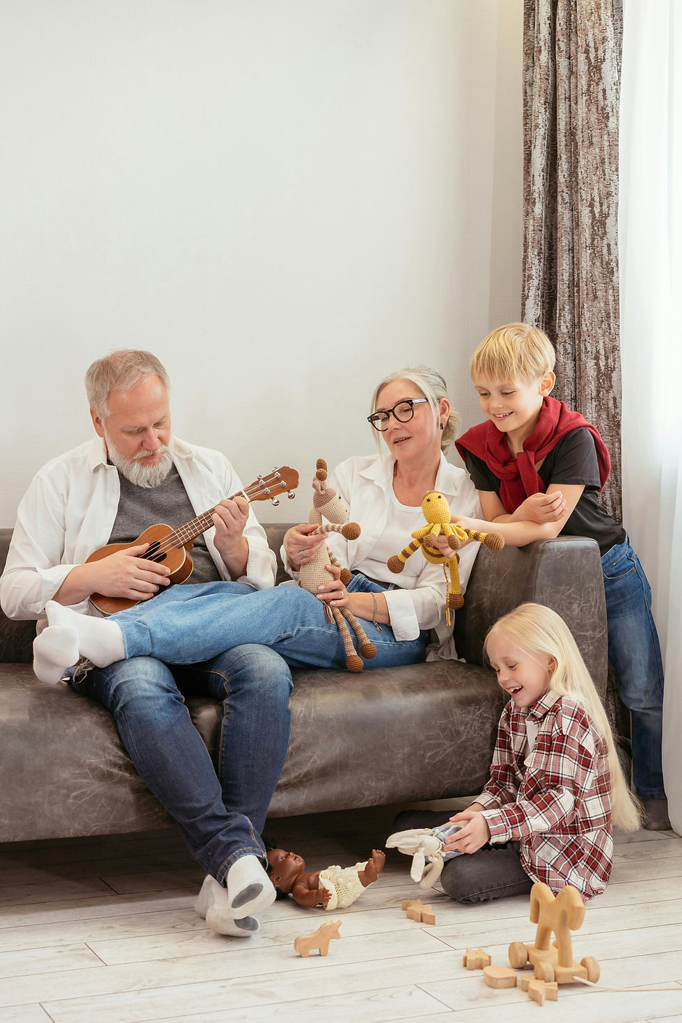 avós com netos brincando
