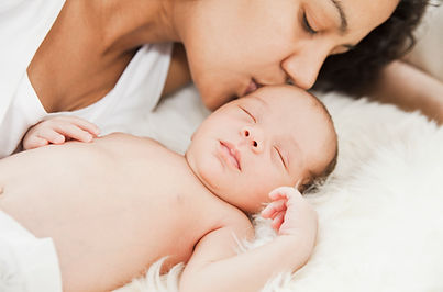 Mutter küsst Baby