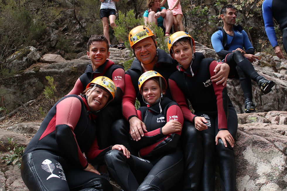 Une famille souriante dans le canyon du Pulischellu avec Natura Canyon à Bavella par Graziani Patrick