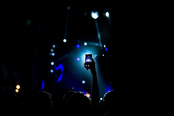 Person filmt ein Live-Konzert mit dem Handy. 