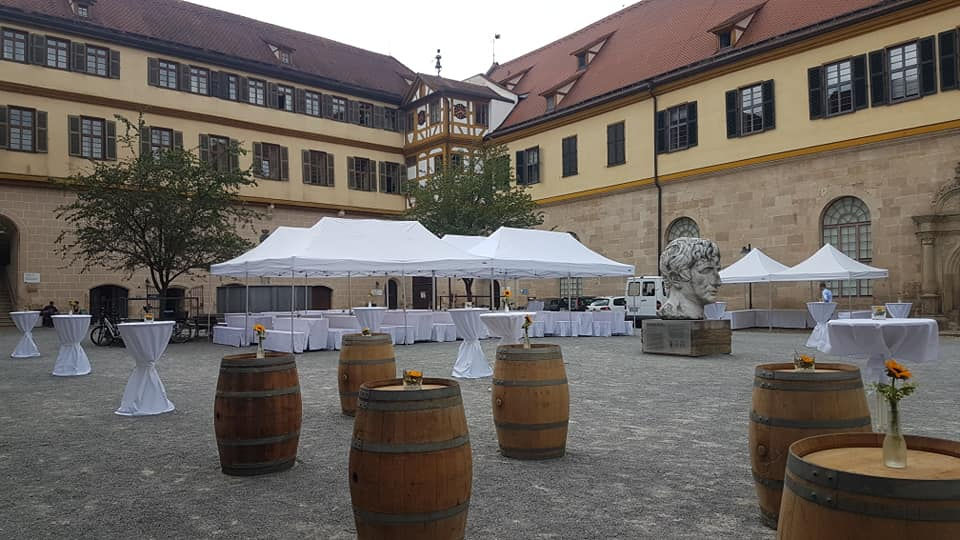 Catering-Buffet mit vielfältigen Speisen und Getränken beim 50-jährigen Jubiläumsfest der Firma Somfy, elegant dekoriert und bereit für die Gäste.