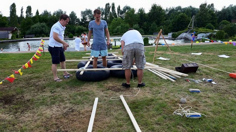 Große Eventbühne mit umfangreicher Licht- und Tontechnik, LED-Wänden und Technik-Crew.