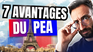Homme pensif ajustant ses lunettes, devant la tour Eiffel et le texte “7 avantages du PEA”, illustrant les bénéfices fiscaux et patrimoniaux du Plan d'Épargne en Actions en France.