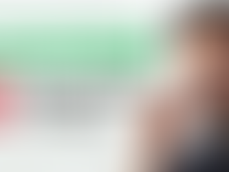 Sonny fondateur Seqooia avec lunettes regardant la caméra de manière interrogative, à côté du logo Interactive Brokers et du texte "Mon avis sur le PEA de", illustrant un avis détaillé sur le PEA Interactive Brokers.