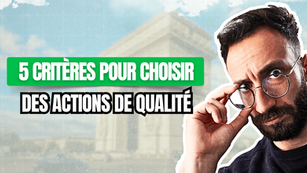 Sonny, fondateur de Seqooia, ajustant ses lunettes devant l’Arc de Triomphe, à côté du texte "5 critères pour choisir des actions de qualité", illustrant une méthode d’analyse pour sélectionner des entreprises solides en bourse.