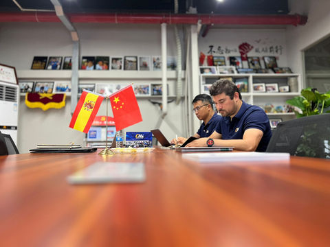 Con gran entusiasmo, compartimos con ustedes nuestra reciente visita a la fábrica de Shanghai.
Una vez más, tuvimos el privilegio de sumergirnos en las instalaciones que dan vida a nuestra producción. Cada rincón de este lugar emblemático nos recordó la importancia de cada máquina y cada empleado en nuestra historia empresarial. 
La energía que se respira en cada rincón de esta fábrica es verdaderamente inspiradora. Cada visita nos permite apreciar en mayor medida el incansable esfuerzo y la dedicación de nuestro valioso equipo. 
En cada paso que damos, podemos admirar el resultado tangible de nuestra pasión por la innovación y la búsqueda constante de la excelencia. Cada producto que sale de estas instalaciones lleva consigo un pedacito de nuestro compromiso inquebrantable con la calidad. 
Nos sentimos profundamente agradecidos por la cálida acogida que hemos recibido de nuestros compañeros en Shanghai. Su generosidad al compartir su vasto conocimiento y experiencia ha sido inestimable. Apreciamos enormemente su calidez y hospitalidad. 
Esta visita nos ha recordado que no solo estamos construyendo productos, sino también relaciones duraderas basadas en la confianza y el mutuo respeto. Juntos, estamos forjando un futuro prometedor.
Expresamos nuestra más sincera gratitud a todos los que hacen posible el funcionamiento impecable de esta maravillosa fábrica. Vuestra dedicación y compromiso son el motor que impulsa nuestros sueños y nos inspira a seguir avanzando. 
Muy pronto compartiremos más detalles sobre los emocionantes proyectos en los que estamos trabajando. Les invitamos a seguirnos atentamente en nuestras redes sociales para descubrir todo lo que está por venir. 