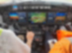 personas probando las funciones de una cabina de avión