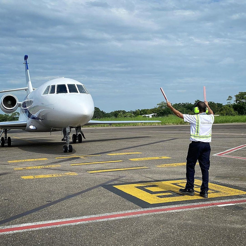 Auxiliar de Rampa, recibiendo aeronave ejecutiva en plataforma privada