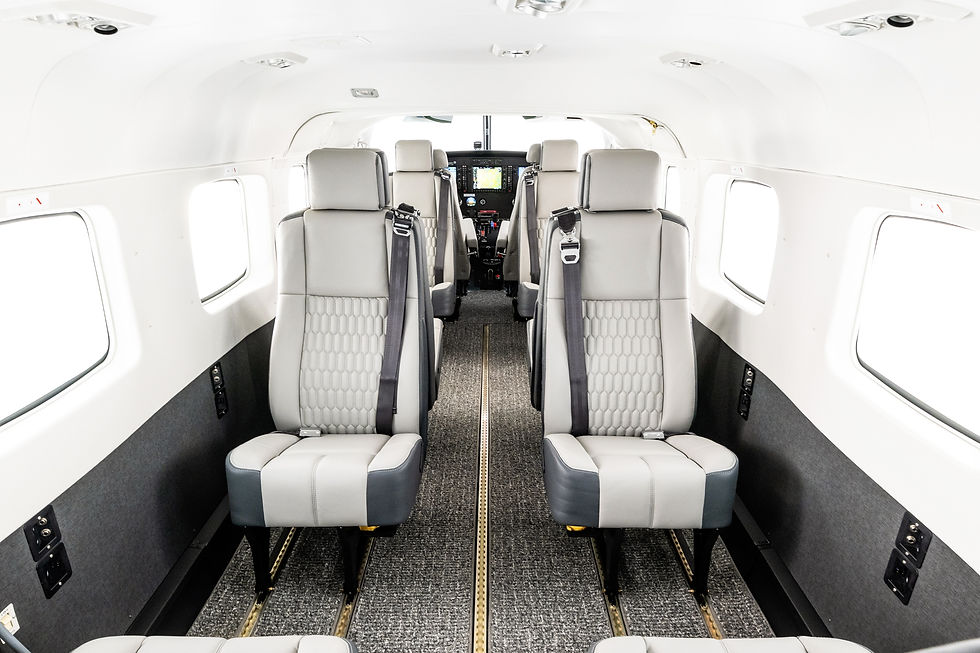 cabina de avión con sillas blancas