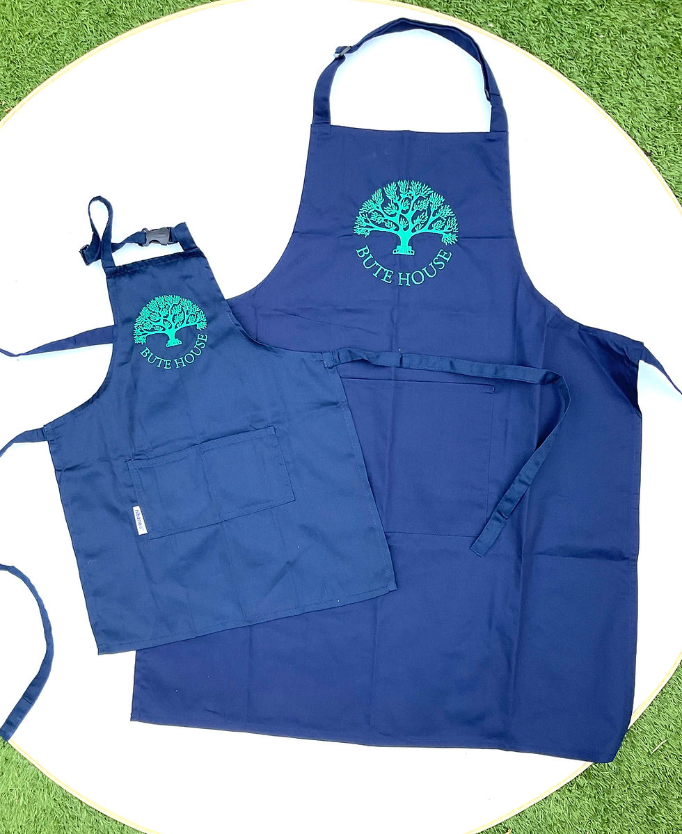 Matching Parent-Daughter Aprons