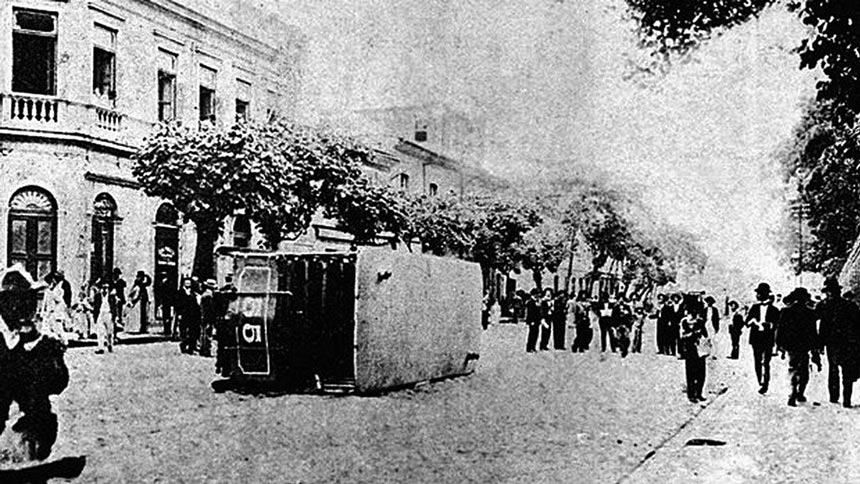 Bonde tombado por manifestantes na Revolta da Vacina (1904) | Imagem: Casa de Oswaldo Cruz