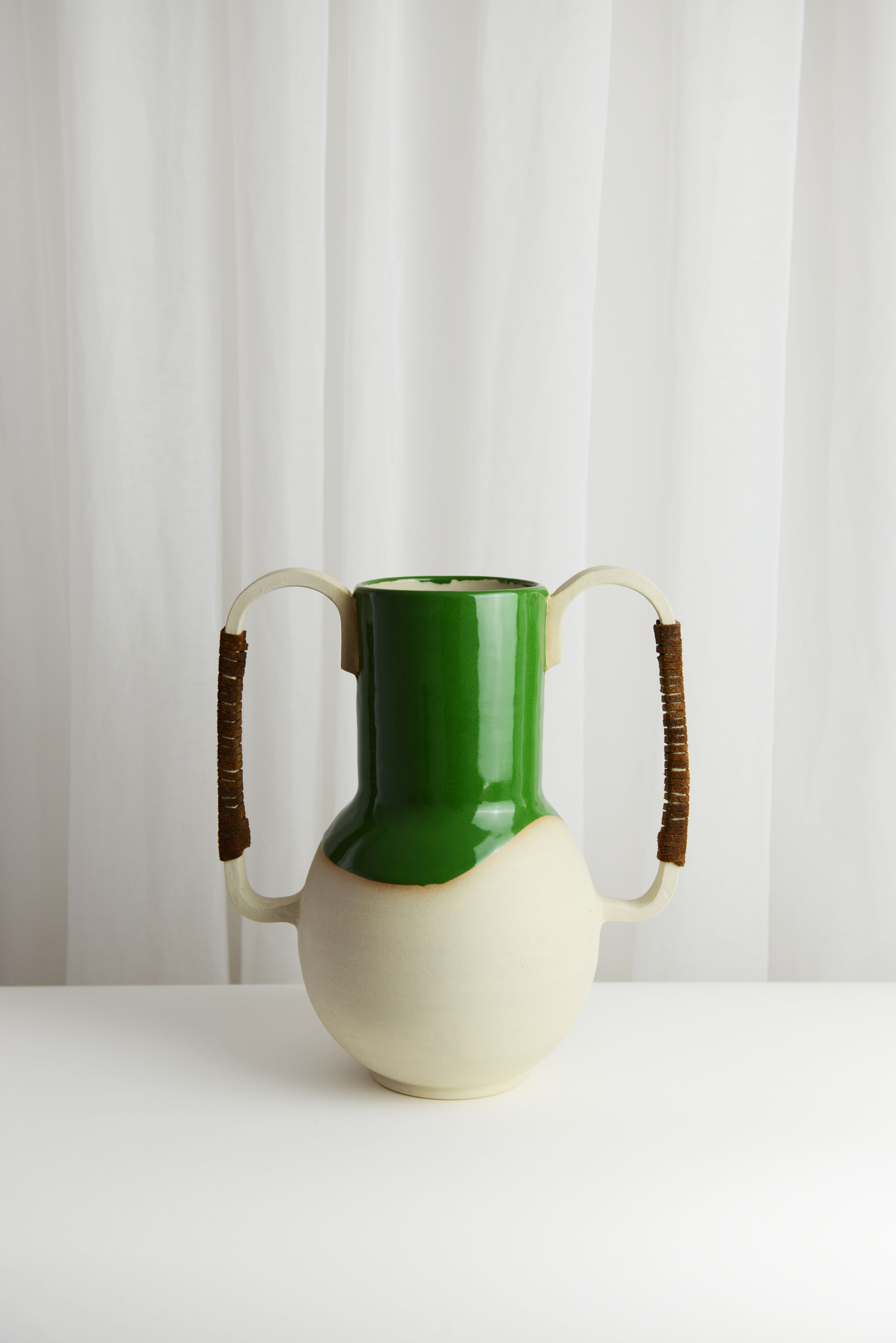 Vase vert double anse et cuir