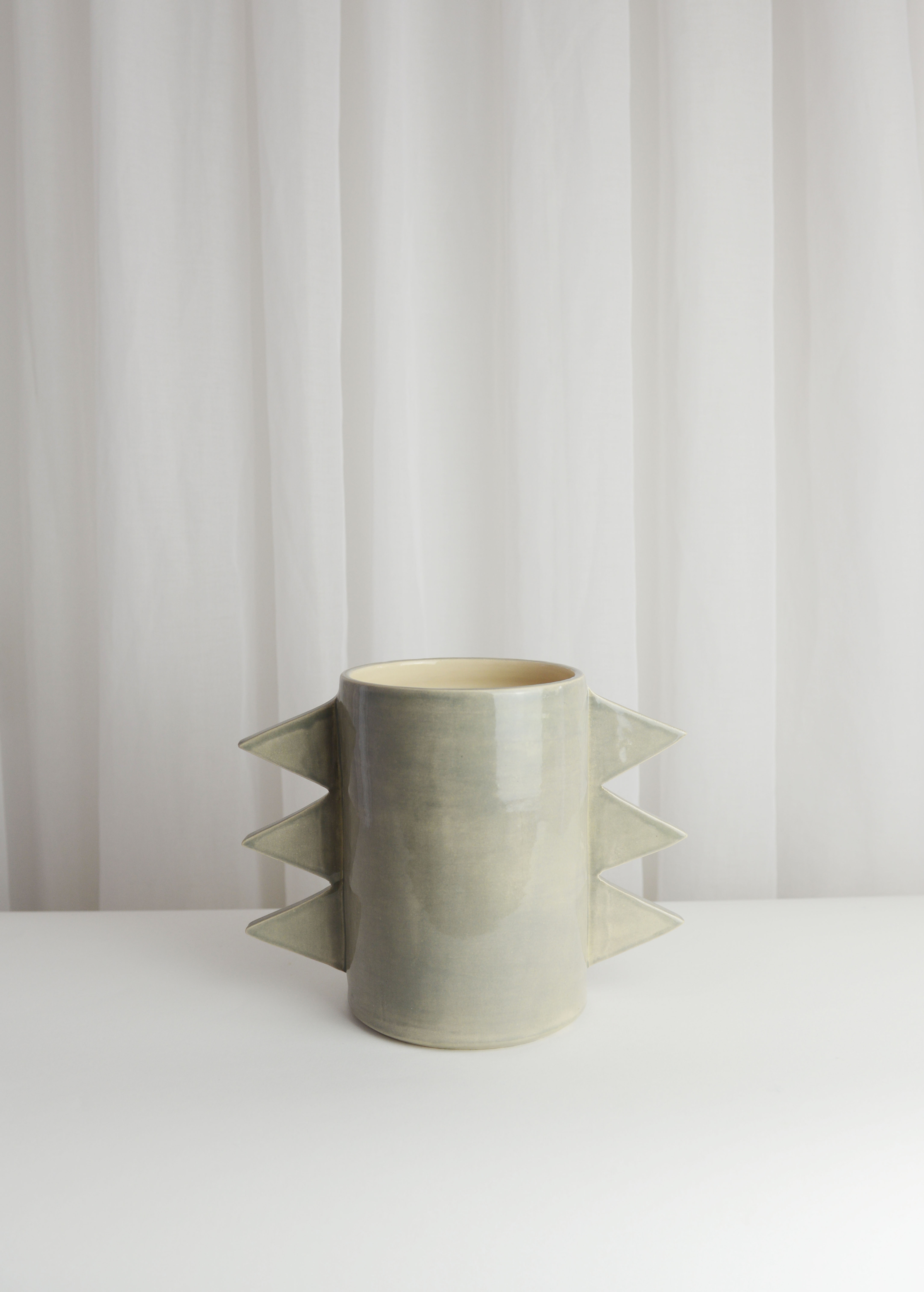 Vase gris triangles