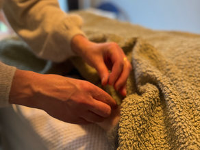 Acupuncture needle inserted by practitioner Orit Zilberman, Chinese medicine specialist in women's health, Amsterdam