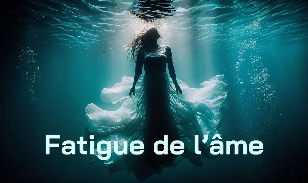 Silhouette féminine immergée dans l’eau profonde, robe blanche flottante, symbolisant la fatigue de l’âme et la double appartenance : vivre ici tout en étant accordé à une profondeur constante