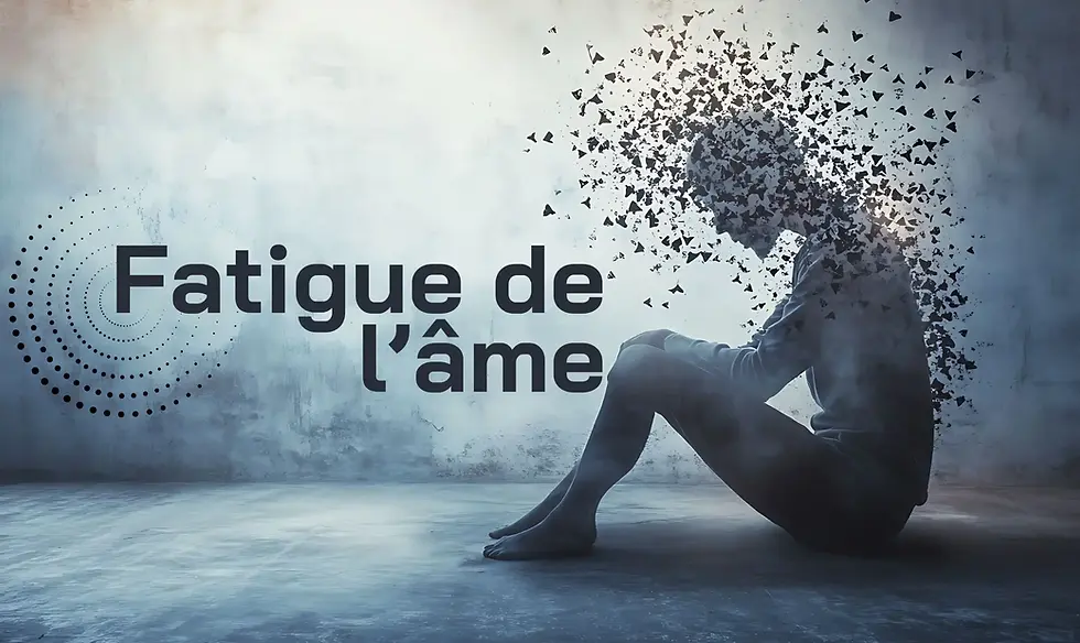 Silhouette accroupie tête dans les mains se désintégrant en particules de poussière noire, symbolisant la fatigue de l’âme et la lourdeur intérieure qui persiste malgré les changements