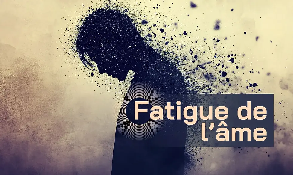 Silhouette sombre d’une personne tête baissée se désintégrant en particules de poussière noire, avec le texte "Fatigue de l’âme" en overlay, symbolisant la saturation vibratoire et l’usure intérieure en fin de cycle