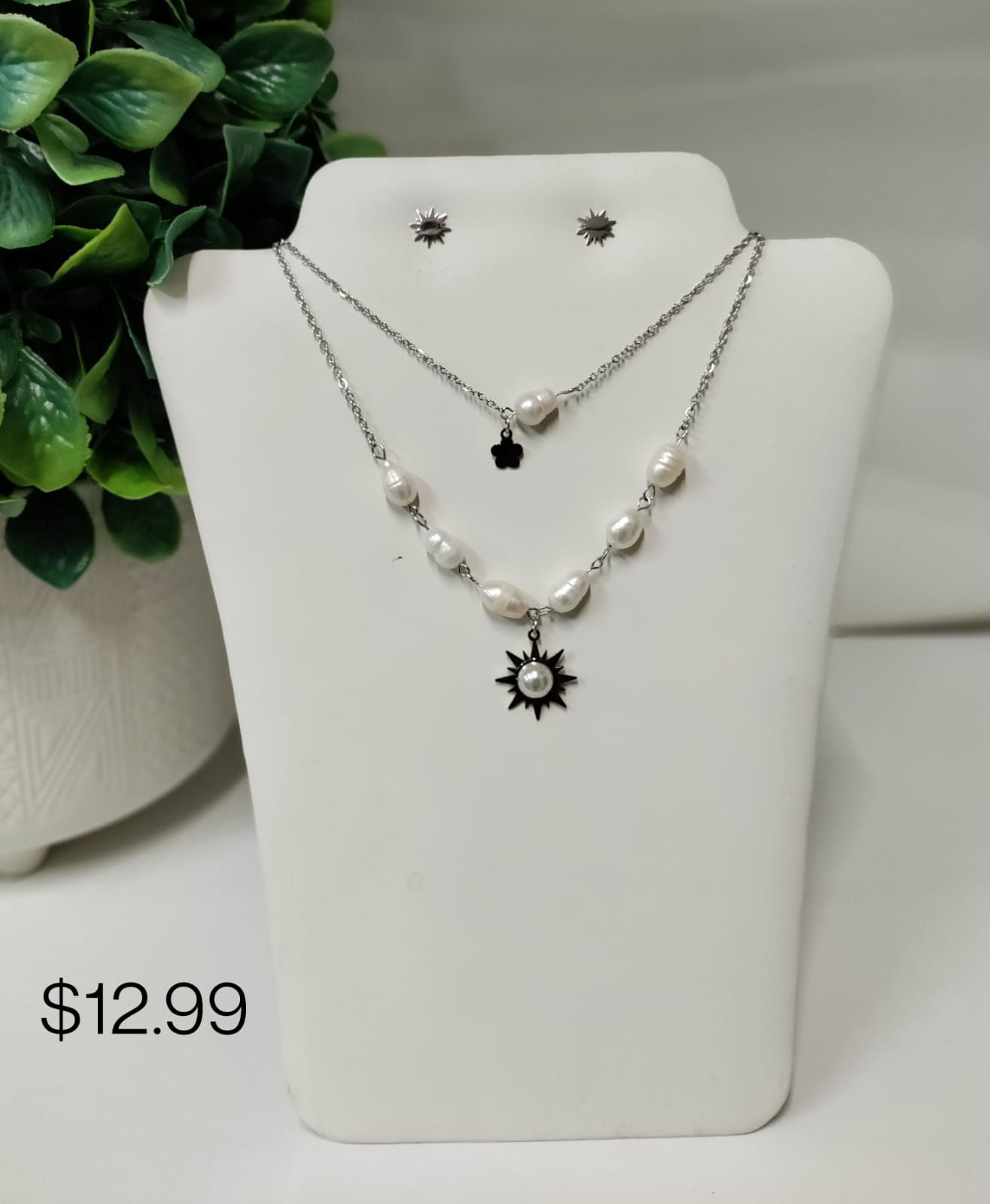 Collar con perlas cultivadas y diseño de sol.