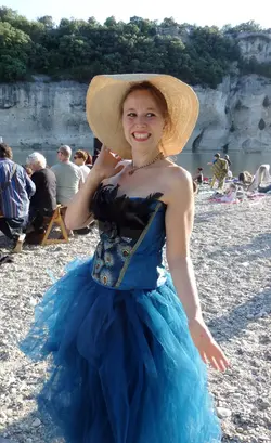 la-chanteuse-et-pianiste-evelyne-zou-a-l-accueil-avant-de-devenir-sirene-la-chanteuse-et-p