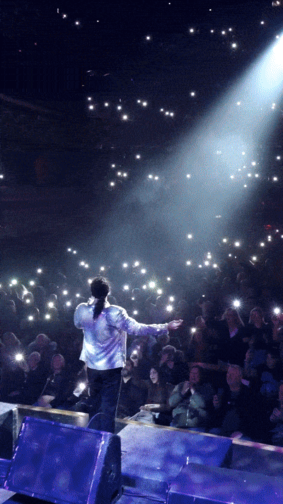 Cinematic tour footage of Entertainers live on stage – high-resolution performance highlights captured by LÛX Media for conce