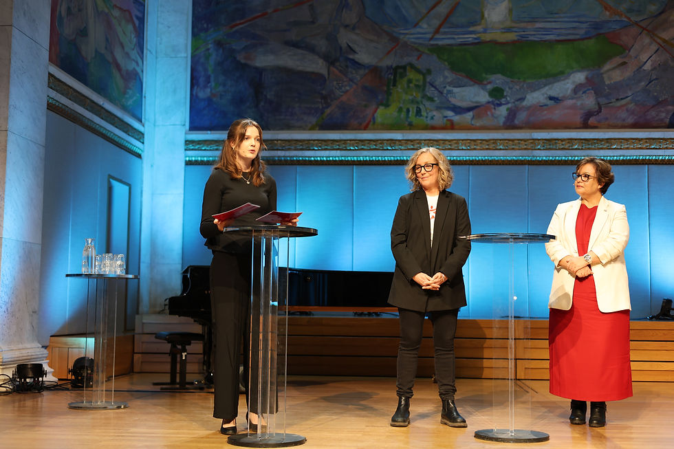 Fra venstre: Leder i Changemaker, Ragnhild Bergli, generalsekretær for Leger uten grenser Lindus Hurum og Sør-Afrikas ambassadør til Norge, Delores Camilla Kotzė. Foto: Aurora Wibe Limkjær