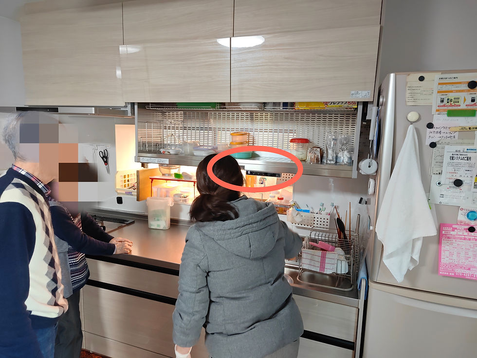 赤丸の部分をタッチすると、上から棚が降りてきます。よく使う調味料などが置かれていますね。