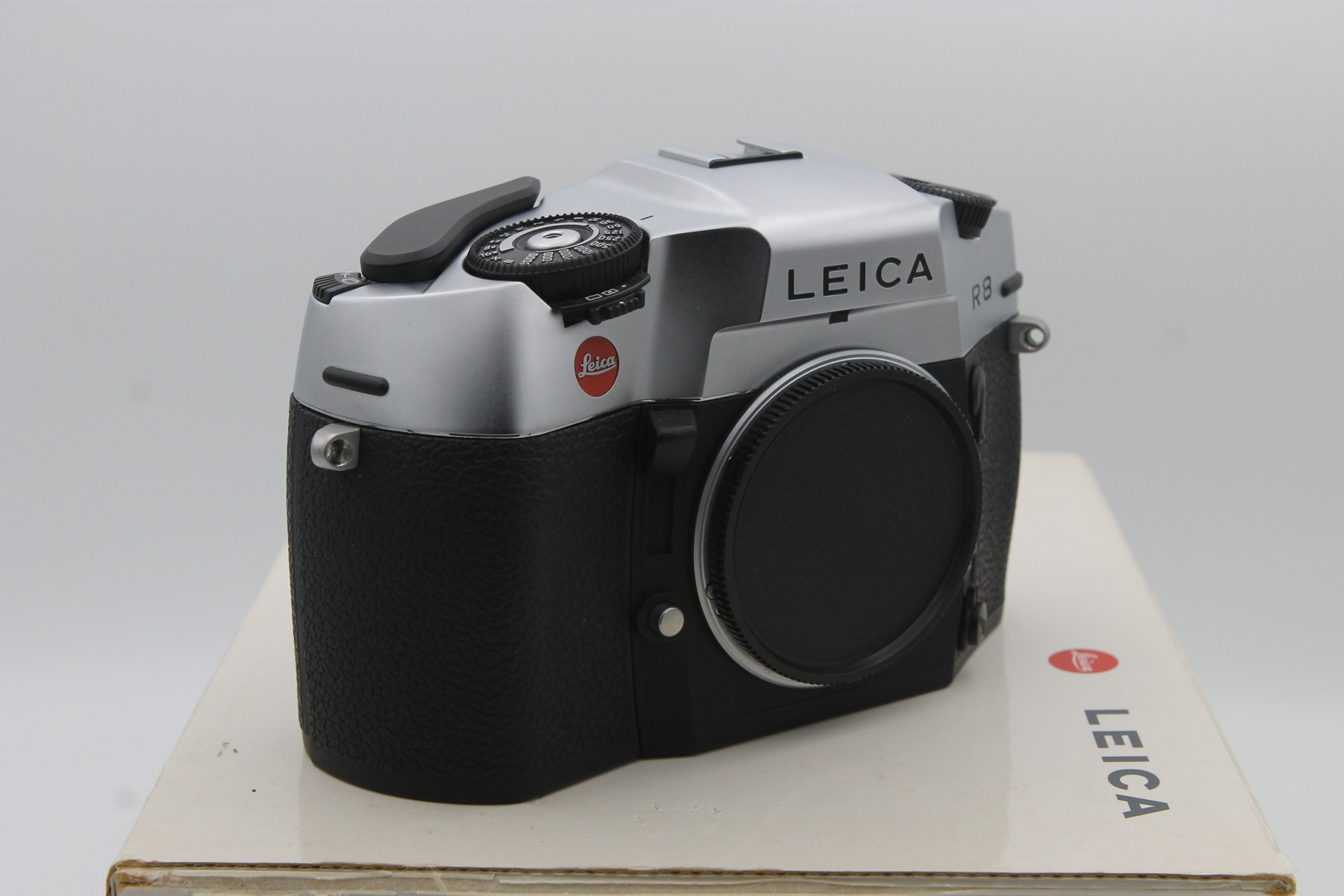 Leica R8 Chrome body 10080 S/N 2427940 VIRTUALLY MINT COMPLETE