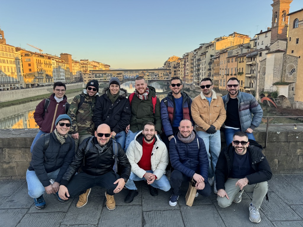 Il gruppo di FerroViaLibera in stazione con la bandiera arcobaleno