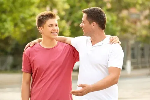 padre-abrazando-hijo-adolescente.webp
