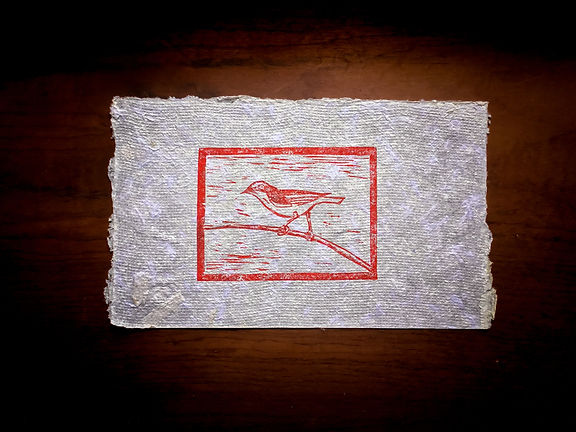 Xilogravuras impressas em papeis artesanais criados por Sergio Serrano.