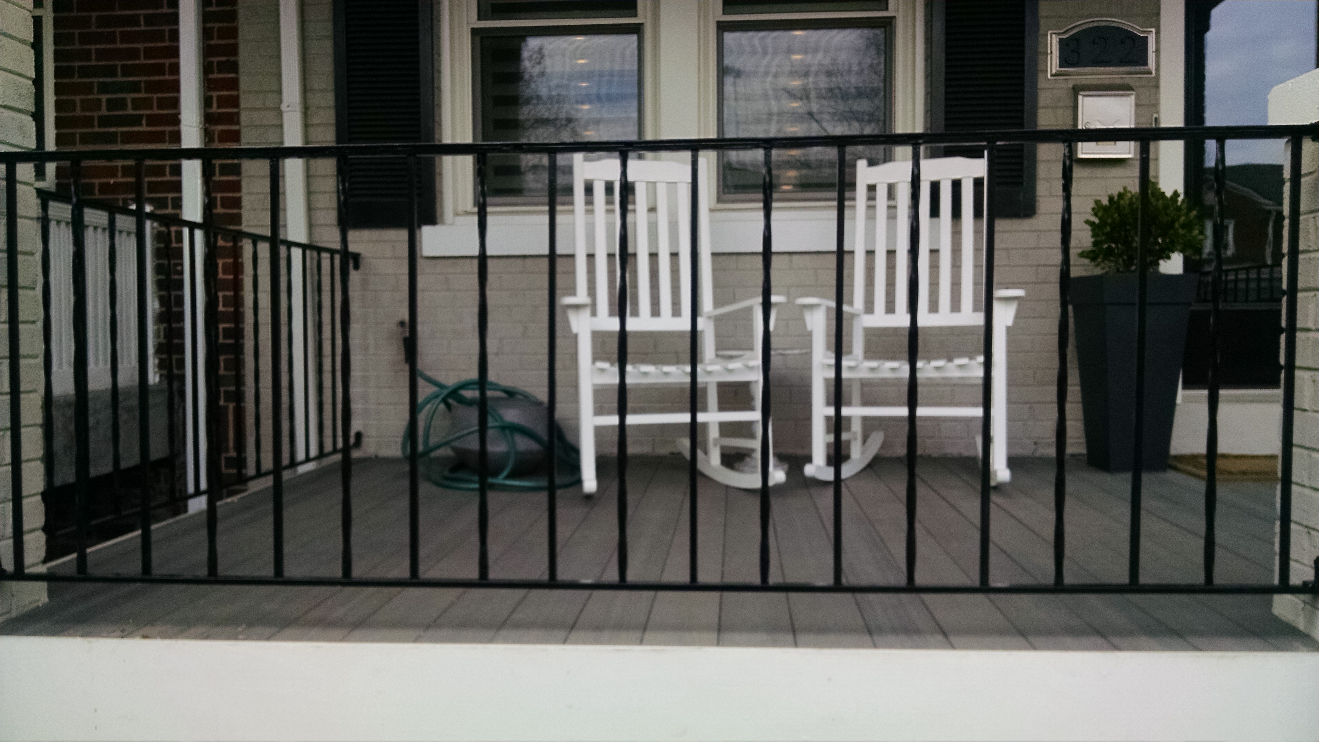 Rail w/ twist & square pickets