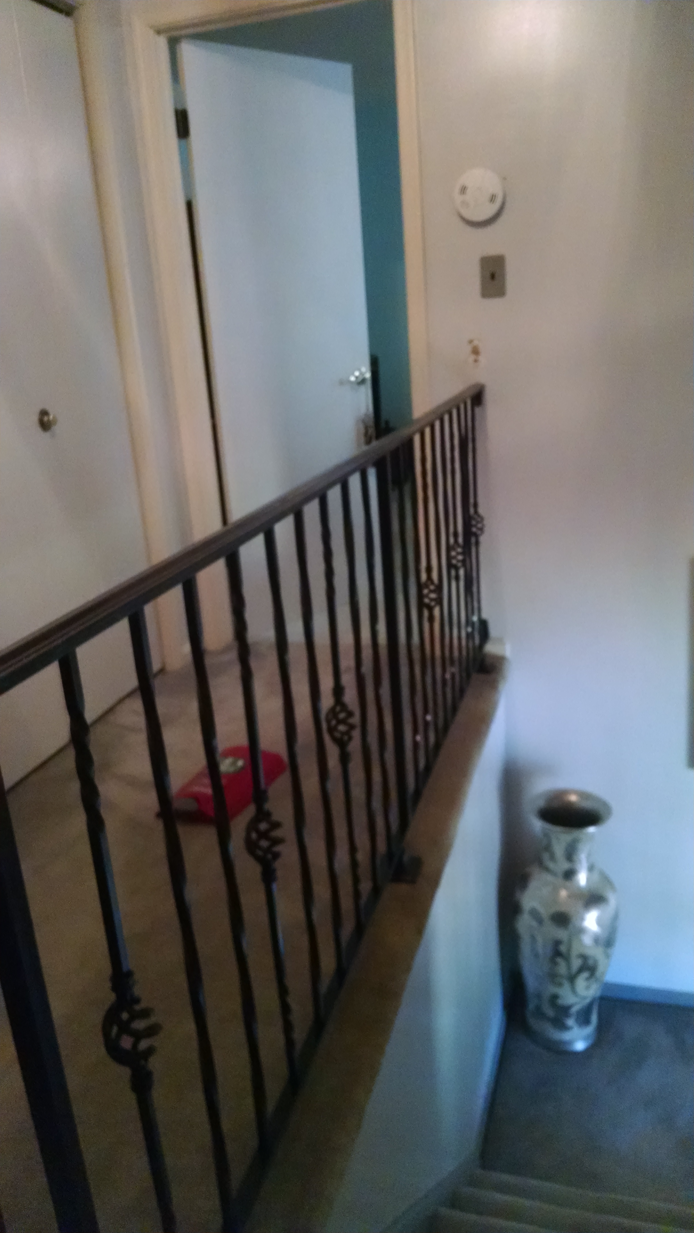 Decorative rail w/ twisted pickets